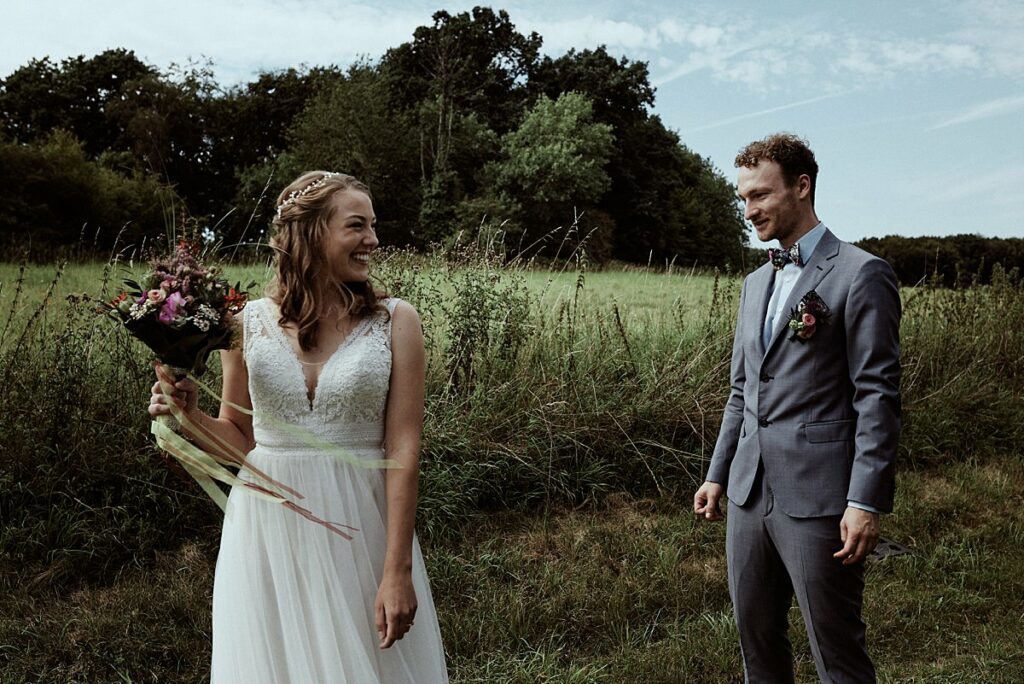 Vegetarische Hochzeit mit Hunden im Sommer Scheunenhochzeit Herford Bielefeld von Laer