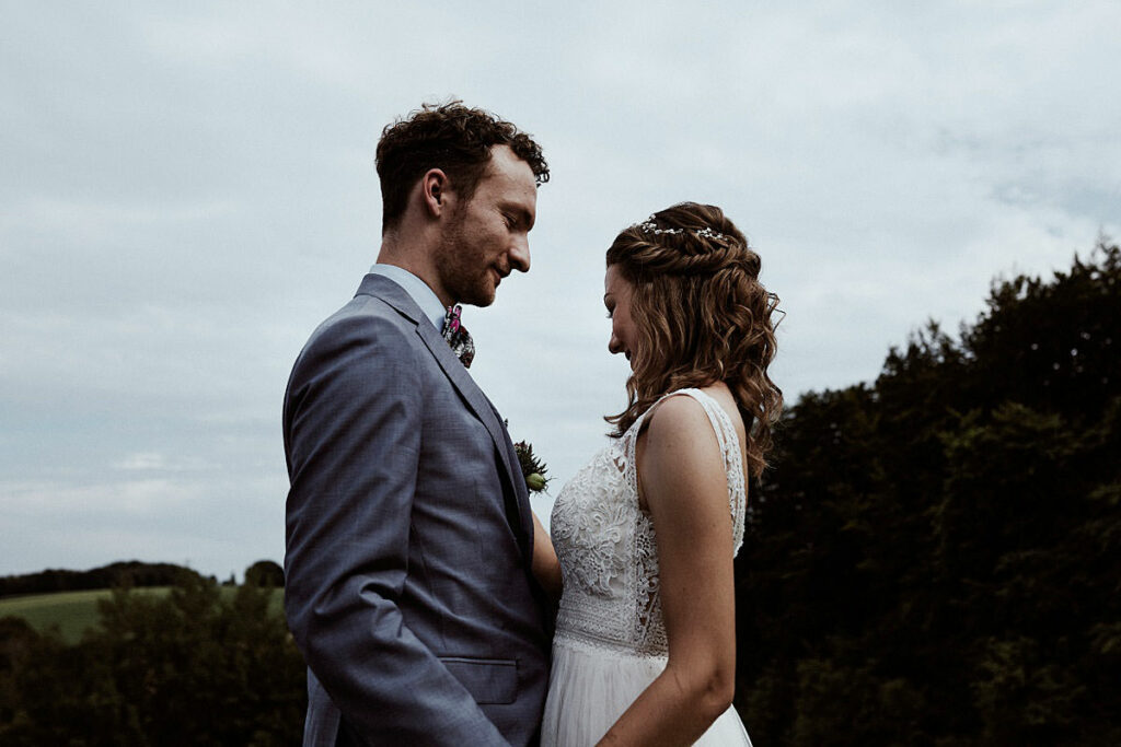 Vegetarische Hochzeit mit Hunden im Sommer Scheunenhochzeit Herford Bielefeld von Laer