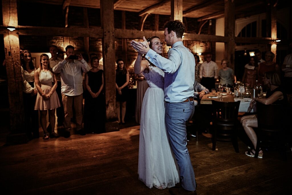 Vegetarische Hochzeit mit Hunden im Sommer Scheunenhochzeit Herford Bielefeld von Laer