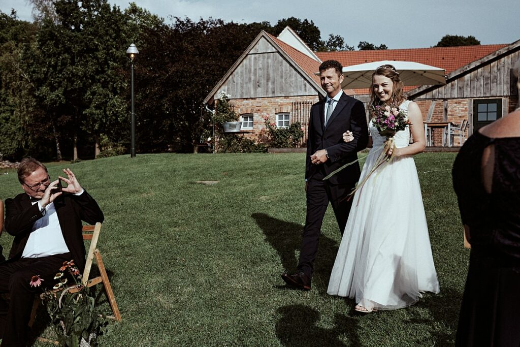 Vegetarische Hochzeit mit Hunden im Sommer Scheunenhochzeit Herford Bielefeld von Laer