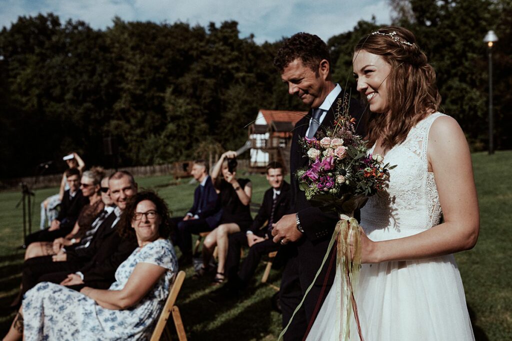 Vegetarische Hochzeit mit Hunden im Sommer Scheunenhochzeit Herford Bielefeld von Laer