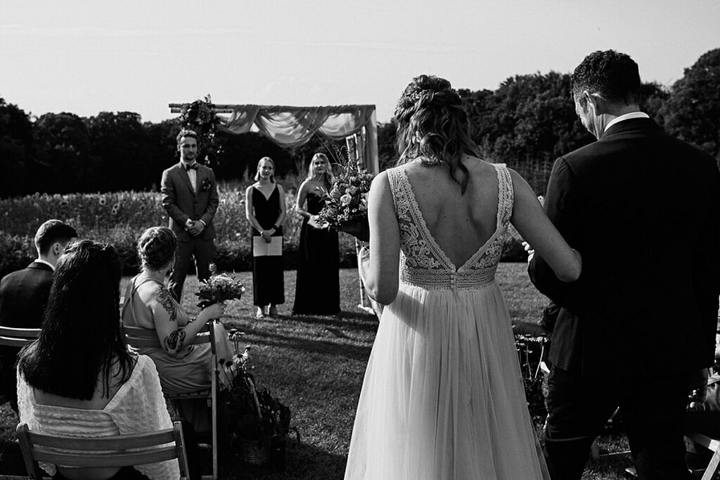 Vegetarische Hochzeit mit Hunden im Sommer Scheunenhochzeit Herford Bielefeld von Laer