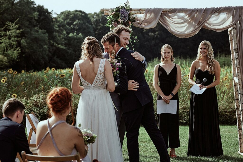 Vegetarische Hochzeit mit Hunden im Sommer Scheunenhochzeit Herford Bielefeld von Laer