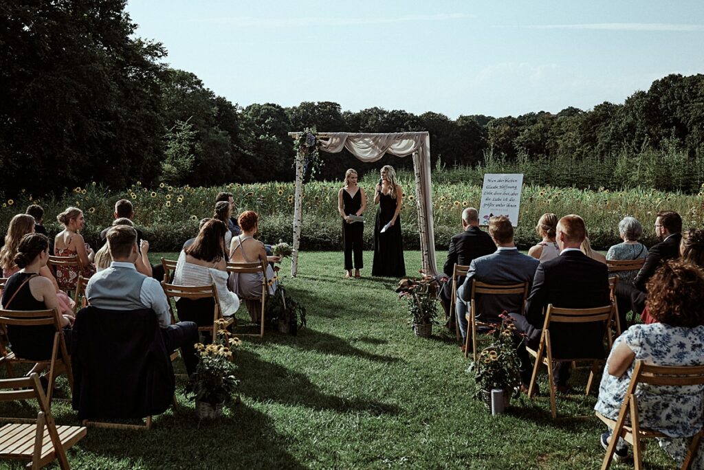 Vegetarische Hochzeit mit Hunden im Sommer Scheunenhochzeit Herford Bielefeld von Laer