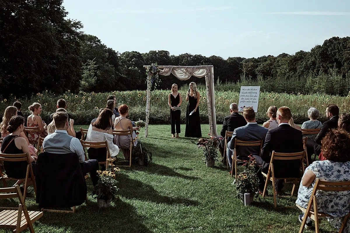 Vegetarische Hochzeit mit Hunden im Sommer Scheunenhochzeit Herford Bielefeld von Laer