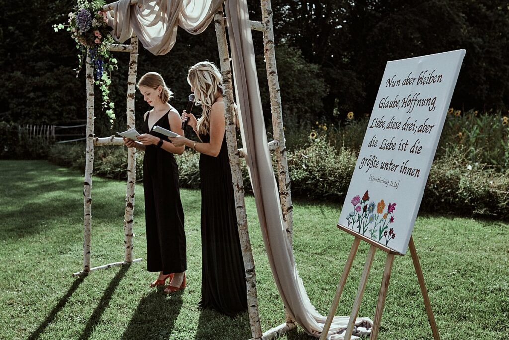 Vegetarische Hochzeit mit Hunden im Sommer Scheunenhochzeit Herford Bielefeld von Laer