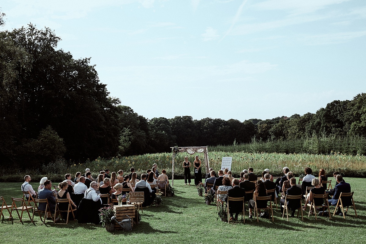 Vegetarische Hochzeit mit Hunden im Sommer Scheunenhochzeit Herford Bielefeld von Laer