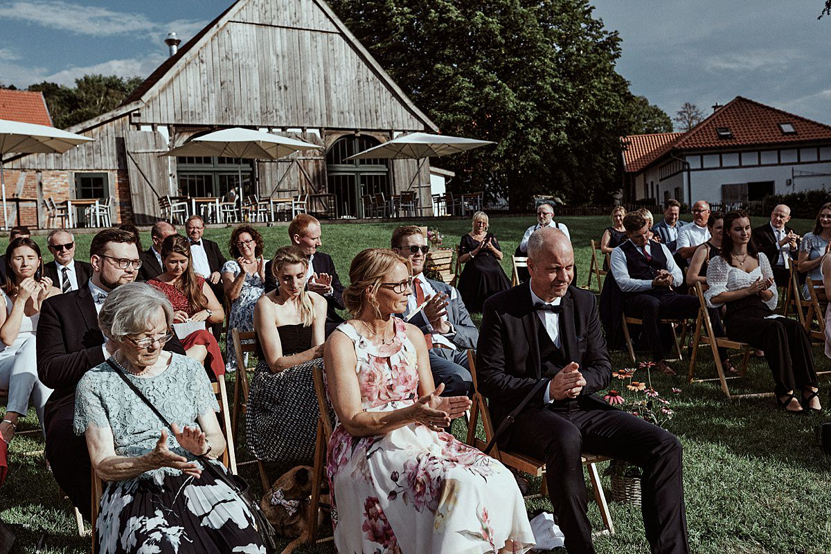 Vegetarische Hochzeit mit Hunden im Sommer Scheunenhochzeit Herford Bielefeld von Laer