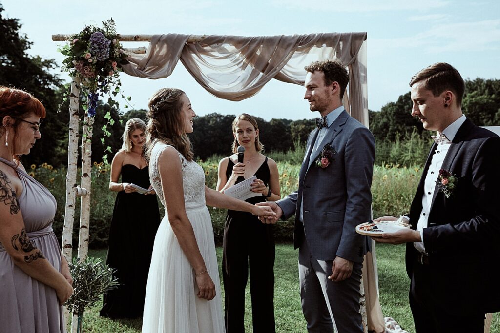 Vegetarische Hochzeit mit Hunden im Sommer Scheunenhochzeit Herford Bielefeld von Laer