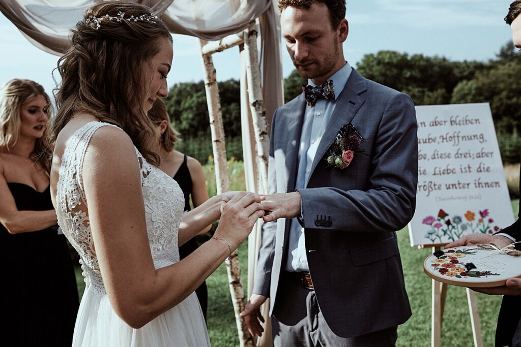 Vegetarische Hochzeit mit Hunden im Sommer Scheunenhochzeit Herford Bielefeld von Laer