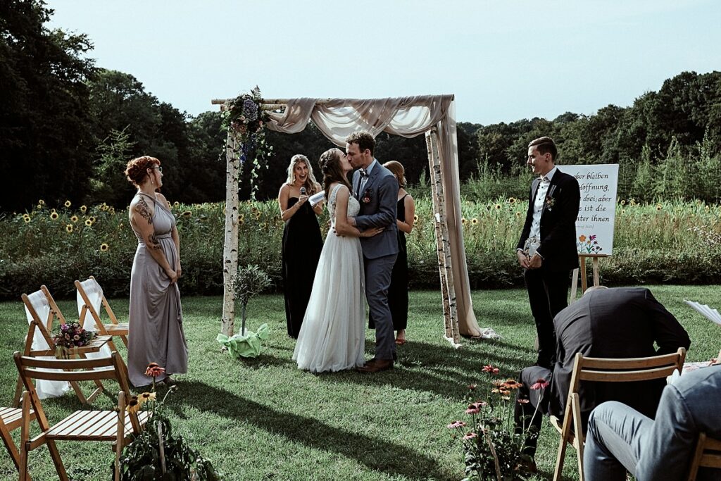 Vegetarische Hochzeit mit Hunden im Sommer Scheunenhochzeit Herford Bielefeld von Laer