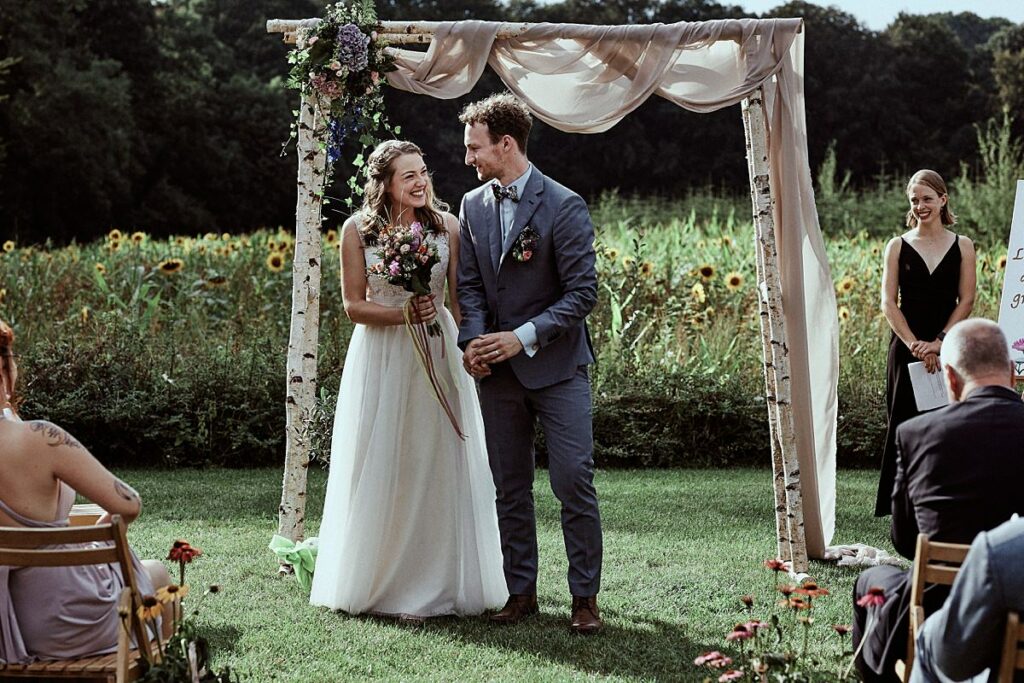 Vegetarische Hochzeit mit Hunden im Sommer Scheunenhochzeit Herford Bielefeld von Laer