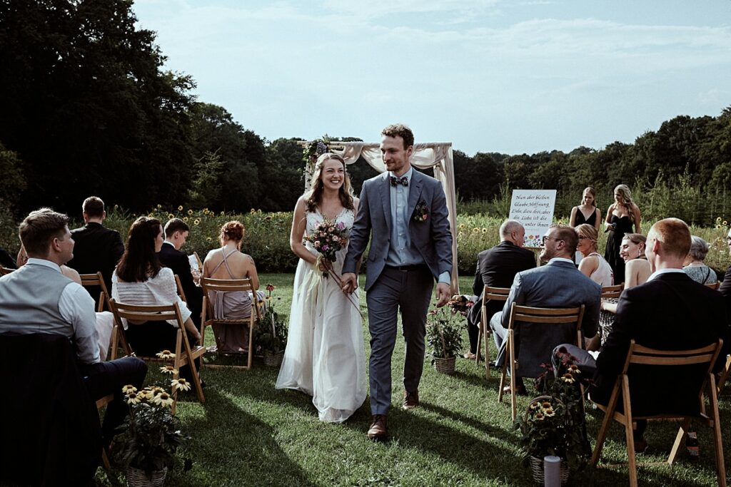 Vegetarische Hochzeit mit Hunden im Sommer Scheunenhochzeit Herford Bielefeld von Laer