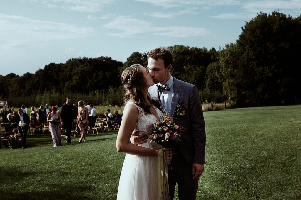 Vegetarische Hochzeit mit Hunden im Sommer Scheunenhochzeit Herford Bielefeld von Laer