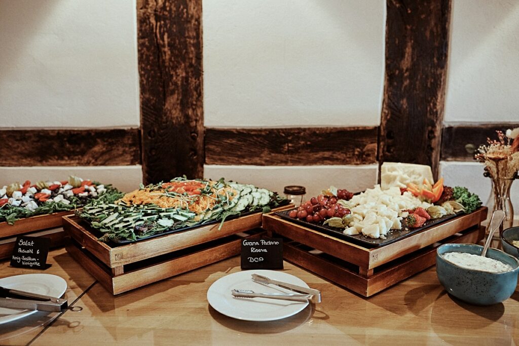 Vegetarische Hochzeit mit Hunden im Sommer Scheunenhochzeit Herford Bielefeld von Laer