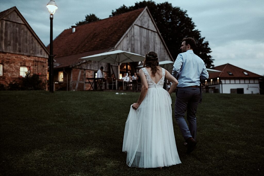 Vegetarische Hochzeit mit Hunden im Sommer Scheunenhochzeit Herford Bielefeld von Laer