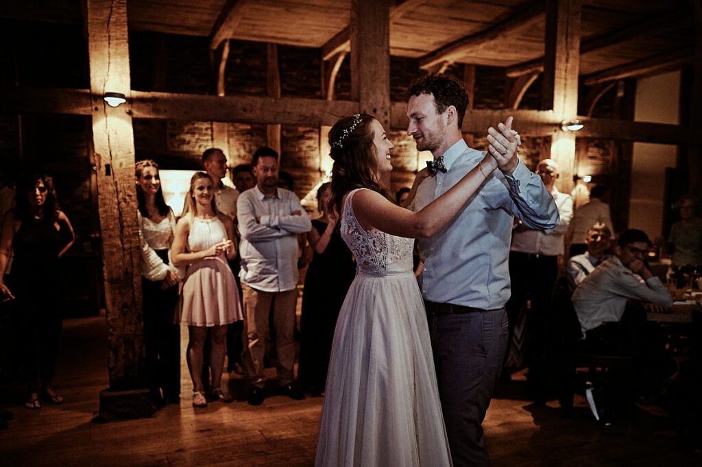 Vegetarische Hochzeit mit Hunden im Sommer Scheunenhochzeit Herford Bielefeld von Laer