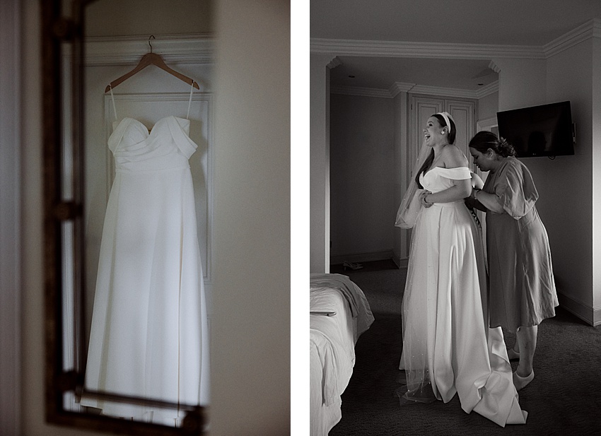 Linkes Bild: Ein trägerloses weißes Brautkleid hängt auf einem hölzernen Kleiderbügel an einer Wand im Hotel Kaiserhof. Rechtes Bild: In einem Zimmer mit Bett und Fernseher hilft eine Frau der Braut beim Anziehen des Kleides und bereitet sich auf ihre Hochzeit in Hannover in der Nähe der Herrenhäuser Gärten vor.