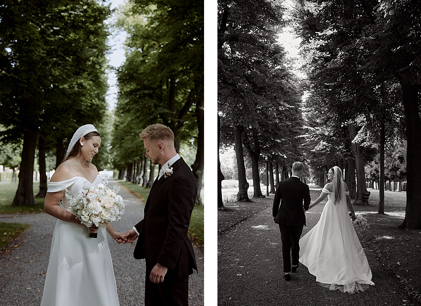 Ein Paar steht auf einem von Bäumen gesäumten Weg in den Herrenhäuser Gärten in Hannover. Die Braut, in einem schulterfreien Kleid und mit einem Blumenstrauß in der Hand, steht neben dem Bräutigam im dunklen Anzug. Auf dem nebenstehenden Bild gehen die beiden nach ihrer Hochzeitszeremonie Hand in Hand unter dem Blätterdach der Bäume davon.