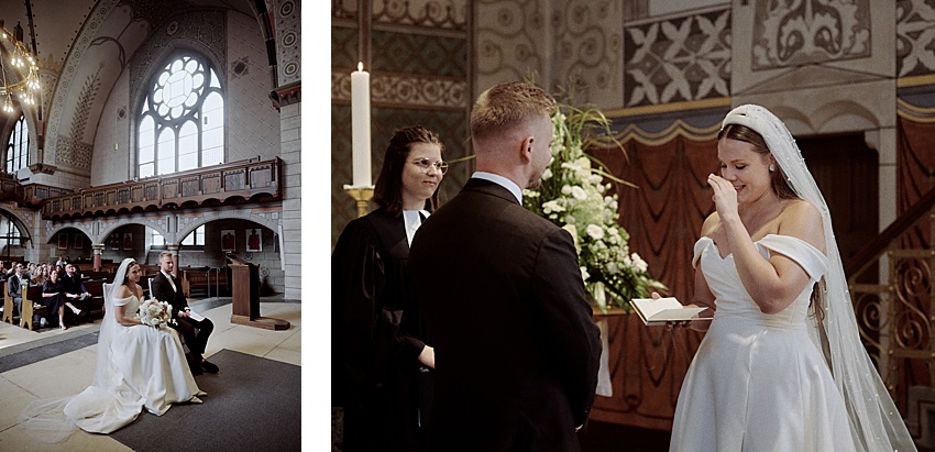 Zwei Bilder einer Hochzeitszeremonie. Links: Eine Braut in einem wallenden weißen Kleid sitzt in einer Kirche mit Buntglasfenster und hält einen Blumenstrauß in der Hand. Rechts: Die Braut steht neben dem Bräutigam und dem Geistlichen am Altar und wischt sich Tränen ab. Blumenarrangements erinnern an die Eleganz der Herrenhäuser Gärten in Hannover.