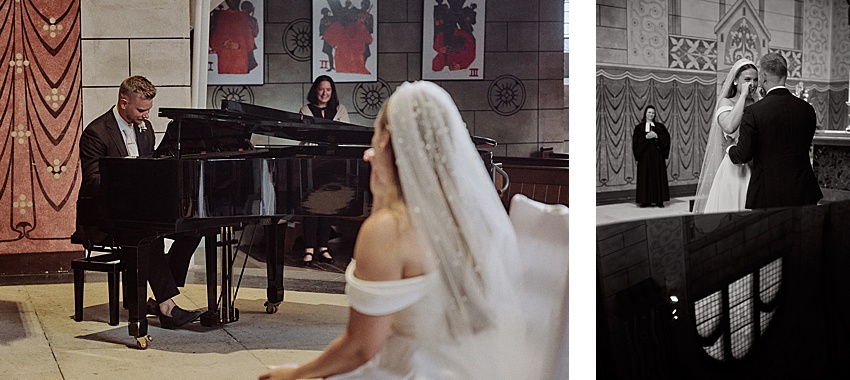 Ein Mann spielt auf einem Flügel, während eine Braut in einem dekorierten Raum im Hotel Kaiserhof zuhört. Im Hintergrund steht eine Frau neben einer Musikanlage. Rechts ist ein Schwarz-Weiß-Foto zu sehen, das ihre Hochzeit in Hannover mit verzierten Wänden und Fenstern zeigt.