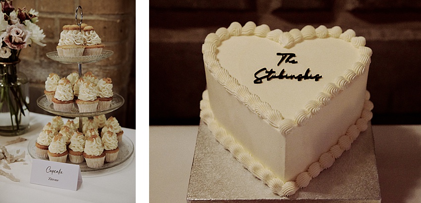 Links steht ein Ständer mit drei Etagen Cupcakes, verziert mit cremigen Schnörkeln. Auf dem Etikett steht „Cupcake Lemon“. Rechts ist eine herzförmige Torte mit Sahnerand und Text zu sehen. Diese bezaubernde Präsentation in den Herrenhäuser Gärten in Hannover verleiht jeder Hochzeitsfeier Charme.